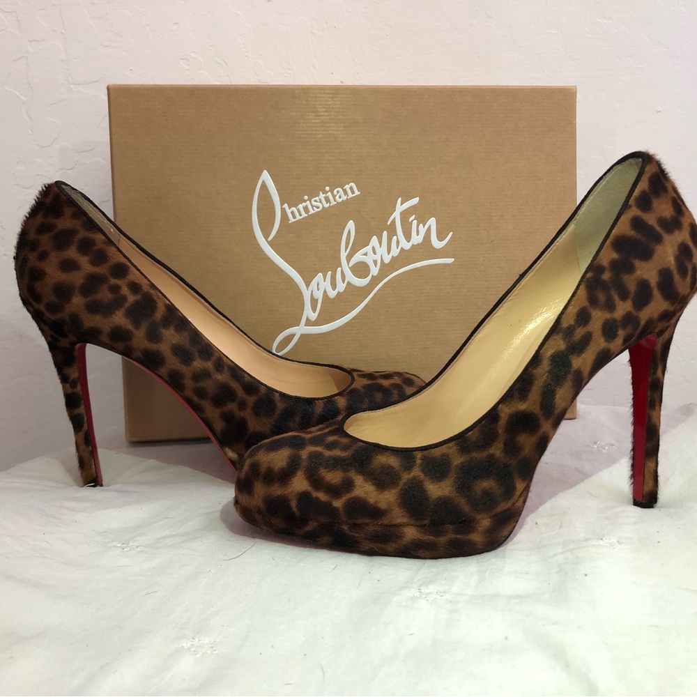 Christian Louboutin simple pump leopard print heels sz. 38